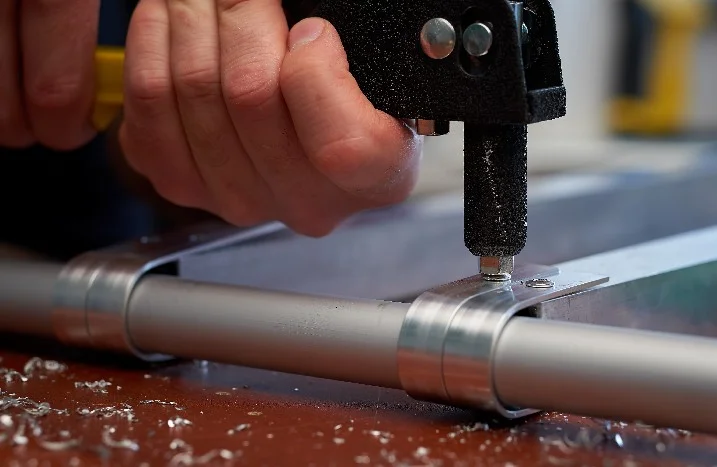 Hand befestigt Metallprofil mit Nietpistole